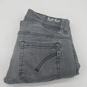 DONDUP GEORGE JEANS - - Dondup George jeans - storlek 32, benlängd: 98cm, midjemått: 38cm - Nypris runt 4000 - Kontakta för fler frågor eller funderingar // Deluxecloset 