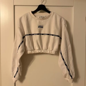 Tröja adidas - Lite spår av foundation, men går säkert bort med vanish, storleken är UK 8, skulle säga den passar Xs