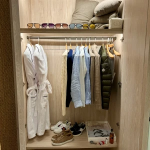 Solglasögon från Amòre Studios - Snygga solglasögon med svart båge och linser i olika färger: gul, blå, grå och brun. Perfekta för att ge din stil en färgglad touch. Allt finns i lager!