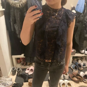 Mörkblå spetsblus, Zara - Elegant mörkblå spetsblus med volangdetaljer och hög hals ifrån Zara som inte har kommit till mycket användning då den tyvärr är lite för liten för mig💕