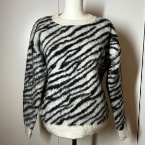 Stickad zebra tröja  - Superfin stickad zebra tröja från Donna. 19% mohair. Köp sker via köp nu, jag postar inom 24h. Kvar tills markerad såld 