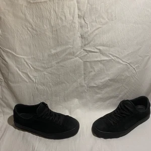 Svarta sneakers från garment Projects - Snygga svarta sneakers från garment Projects med stilren design. Skorna har lite defekt på mochan men annars en snygg sko! Nypris 1800 mitt pris 500 🥂