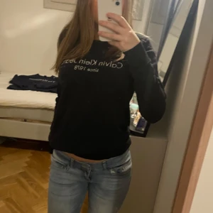 Svart tröja från Calvin Klein Jeans - Säljer en svart tröja från Calvin Klein Jeans med texten 'since 1978' på framsidan. Tröjan har långa ärmar och en klassisk rund halsringning. Perfekt för en stilren och avslappnad look. Storleken är i M men kan även användas för S.