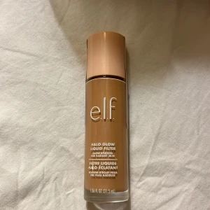 e.l.f. Halo Glow Liquid Filter - e.l.f. Halo Glow Liquid Filter i nyansen 4 medium jätte glowig och fin. Kan användas som foundation eller innan foundation. Men går också använda i mörkare färg om man vill bli lite brun. Den är helt oöppnad jag säljer den för jag råkade få två i julklapp och det gick inte och jag tappa kvitto så det gick inte att  lämna tillbaka. Köpte från början för 190 så säljer den för 100