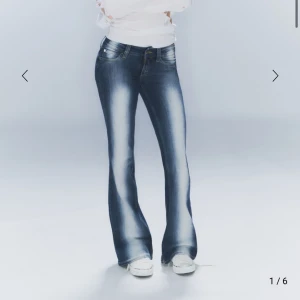 Blå bootcut jeans - Säljer dessa popplars jeans från weekday! Inga defekter och andvända 2 gånger💕 skriv privat för fler bilder 