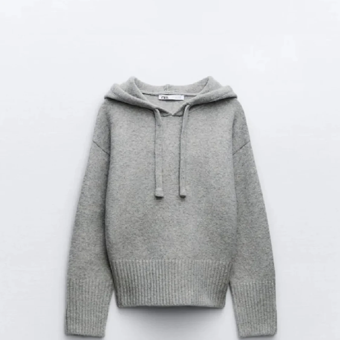 Grå stickad hoodie från Zara