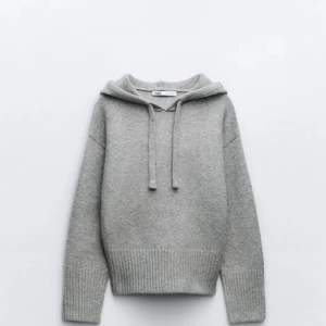 Grå stickad hoodie från Zara - Mysig grå stickad hoodie från Zara med ribbade muddar och dragsko i huvan. Perfekt för kyliga dagar och ger en avslappnad stil. Den är använd bara 2 gånger❤️
