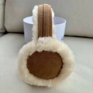 UGG öronmuffar 🤍 - sköna öronmuffar från UGG, helt nya med box. ok att köpa direkt 🤍