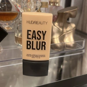 Huda Beauty Easy Blur Foundation - Endast testad ! Huda Beauty Easy Blur Foundation i nyansen Toasted Coconut 240N. Denna foundation innehåller 1.5% niacinamide och ger en naturlig airbrush-effekt. Perfekt för en jämn och slät finish. 