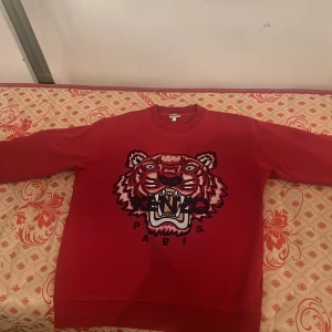 Röd tröja från Kenzo med tigertryck - Sällsynt kenzo tröja storlek S 