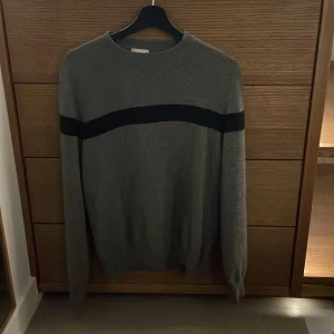 Grå Moncler tröja - INTRESSEKOLL‼️‼️| Grå stickad Moncler tröja | Strl M junior | Cond 10/10 | Nypris 5000 / Mittpris 1950 | Såklart äkta⚜️ | Inget og medföljer! Pris går definitivt att diskutera!