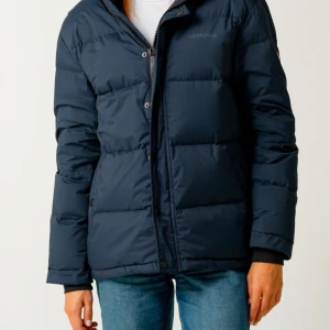 Mörkblå dunjacka från Norrsken - Säljer min sjukt snygga och varma mörkblå dunjacka från Norrsken. Jackan har en dragkedja och knappar framtill samt en praktisk huva. Perfekt för kyliga dagar. Den är väldigt trendig och är helt slutsåld i de flesta storlekar. Jag köpte min jacka förra vintern för 2,399. 