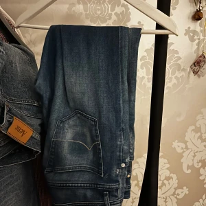 Blå jeans från Jacob Cohen - Snygga blå jeans från Jacob Cohen i modellen 688. De har en lätt slitning på framsidan på båda benen. Jeansen är använda men har fortfarande mycket kvar att ge
