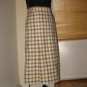 Rutig vintage kjol - Perfekt vintage höst/vår kjol!🍂 🤎 Min farmors gamla kjol från 50/60 talet, som tyvärr inte passar mig längre:(   Använd men i väldigt bra skick!  Jag har plick köp avstängt då jag postar annonser på Vinted också, men skriv om du vill köpa så slår jag på! 