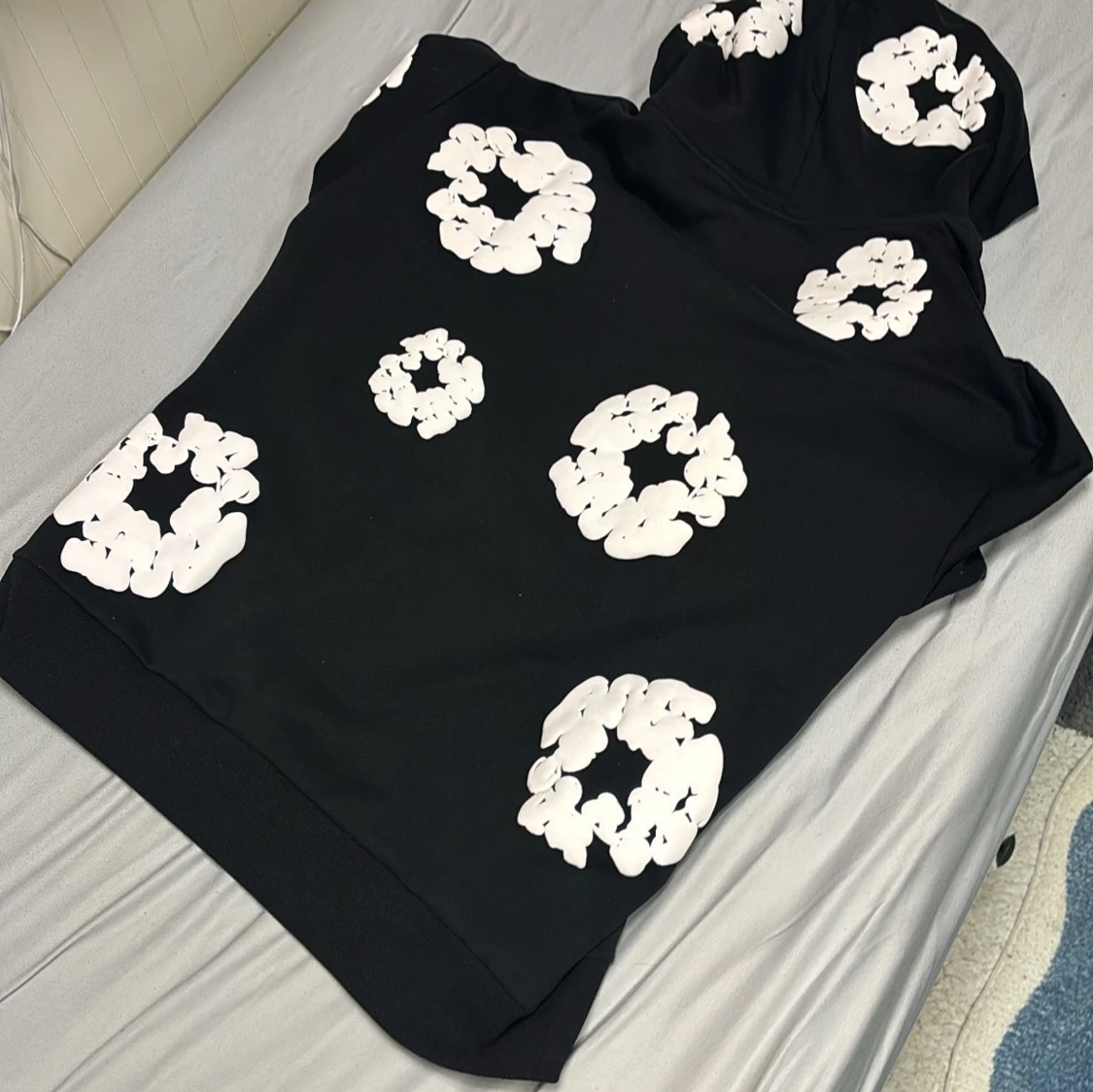 Svart hoodie med vita blommor från Denim Tears - 90