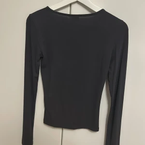 Mörkgrå långärmad topp från Gina Tricot - Snygg mörkgrå långärmad topp från Gina Tricot. Enkel design som passar till många olika outfits. Tröjan har använts ett par fåtal gånger men ser ut  som ny! Priset kan diskuteras. Skriv till mig om du  har några frågor. Nypris 229kr💗💗🤩