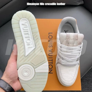 Exklusiva sneakers från Louis Vuitton - Lyxiga sneakers i Himalaya Nile krokodilläder från Louis Vuitton. Skorna har en elegant vit färg med subtila mönster och detaljer. De är utrustade med snörning och en robust sula för extra komfort och stil.