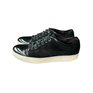 Lanvin Captoe DBB1 | 42-43 - Svarta Lanvins i storlek 42 EU - DBB1 SIZE 8 (passar 42-43) | Skorna är i bra skick | Endast skor medföljer vid köp | Självklart äkta | Mer bilder finns! Fraktas spårbart via postnord📦