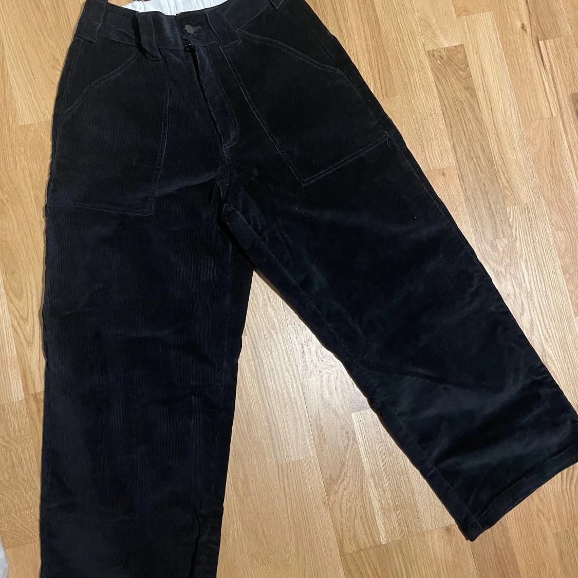 Svarta manchesterbyxor från Poetic Collective