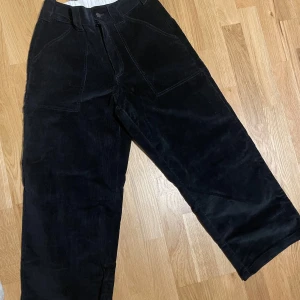 Svarta manchesterbyxor från Poetic Collective -  Svarta manchesterbyxor i mycket bra skick och använda ett fåtal gånger. Pris kan diskuteras