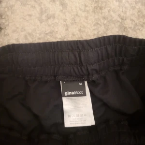 Byxor från gina tricot  - Jag säljer byxor från gina tricot används inte längre. Det passar perfekt inför sommaren. Tyget är tunt och väldigt svalt. Köpt för 200kr säljer för 120 kr. Väldigt bekväma i tyget. Lite skrynkliga på bilden men går och stryka. Har använts få gånger