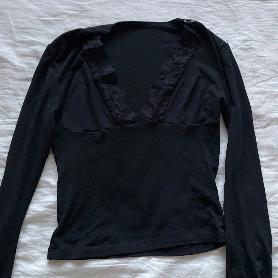Svart långärmad topp med spetsdetaljer
