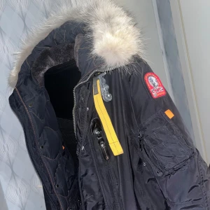 Parajumper parka masterpiece jacka - Parajumper’s masterpiece kodiak left hand nästan nyskick, avtagbär päls             Storlek: medium  ÄKTA   PRUTBART