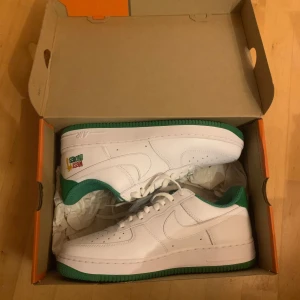 Nike Air Force 1 'West Indies'  vit & grön -  Nike Air Force 1 'West Indies' aldrig använda pga fel storlek vid beställning, str 45 