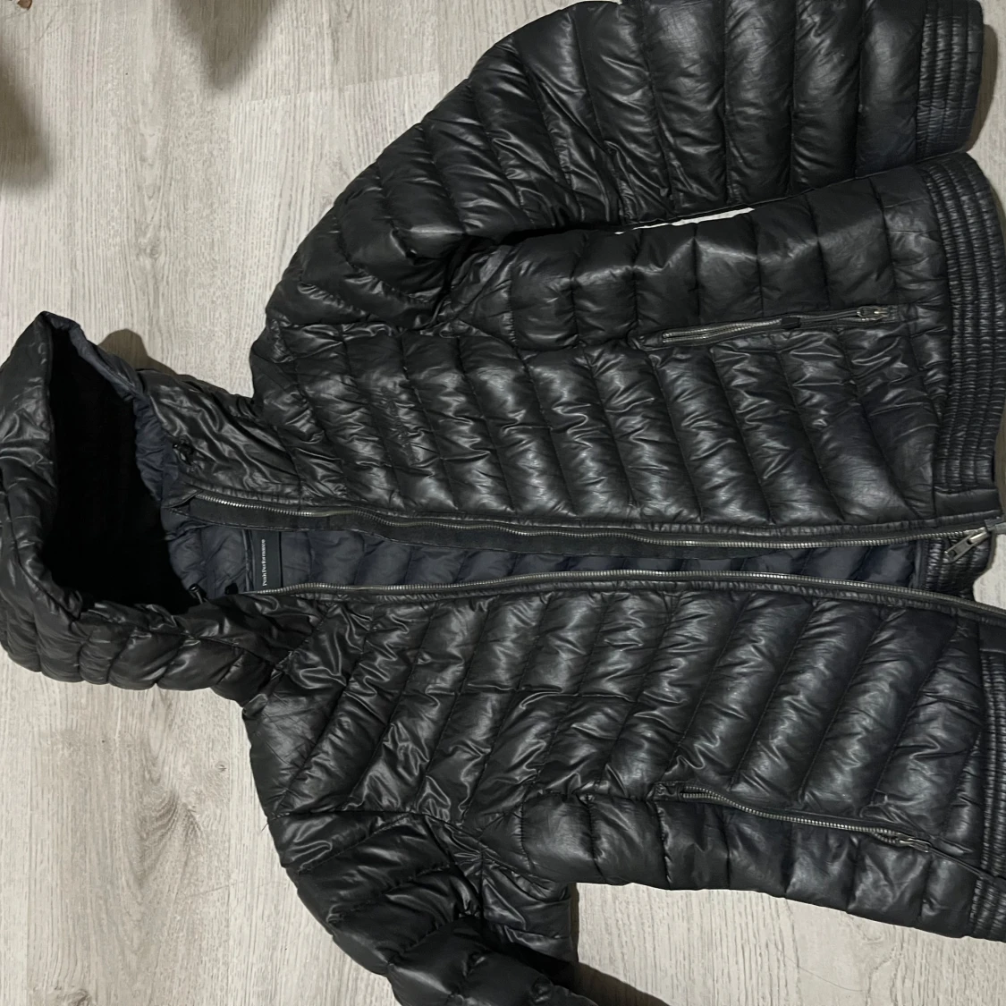 Svart dunjacka från Peak Performance - 91