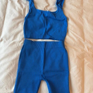 Blått ribbat set från Zara - Snyggt blått ribbat sett från Zara i storlek XS/S. Båda är väldigt stretchiga och i skönt material.🩷