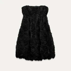 Svart axelbandslös klänning - Elegant svart axelbandslös klänning med vackra rosliknande detaljer! 🤩 Prislapp kvar endast testad‼️strlk m men passar även s