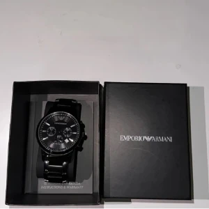 Ny klocka - Snygg svart klocka från Emporio Armani med stilren design. Säljer den nu då jag och killen gjorde slut och den bara ligger den har inga repor är som ny medföljer länk för att förlänga💕 