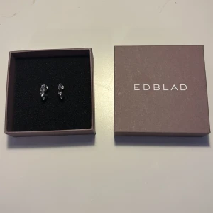 Silverörhängen från Edblad - Säljer dessa snygga peak creole örhängen från Edblad. Är i storlek mini. Köpes för 350. Knappt använda. Anledning till att jag säljer: kommer ej till användning.