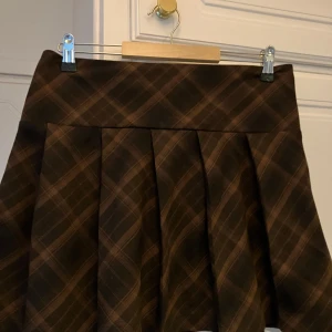 Söt brun kjol - Pleated tenniskjol i fint brunt tyg