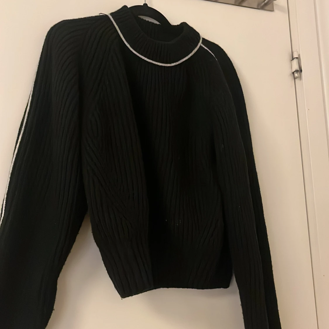 Svart stickad tröja med vita detaljer - 90