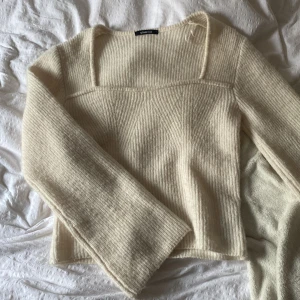 Vit stickad tröja från Gina Tricot - Mysig vit stickad tröja från Gina Tricot i storlek XL. Tröjan har en enkel design med långa ärmar och en ribbad struktur som ger en stilren look. Tyget är lite skadat i bak men inget man märker av när man har på sig den. Säljer då den är för stor. Passar på en L såväl som XL💗
