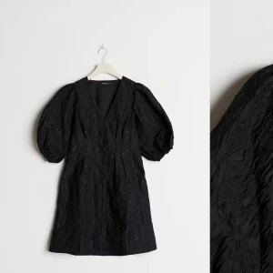 Söker puff ärms klänning  - Söker denna klänningen från Gina tricot som inte säljs längre. Vill ha till nyår så hör av er dirket om ni kan sälja. Hör av er om ni har liknande. S-M