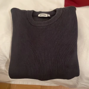 Mörkblå tröja från Weekday - Säljer en stilren mörkgrå stickad tröja från Weekday. Tröjan har en klassisk rund halsringning och är tillverkad i ett mjukt material som passar perfekt för kyligare dagar. Perfekt basplagg för garderoben! Nypris 590:- 