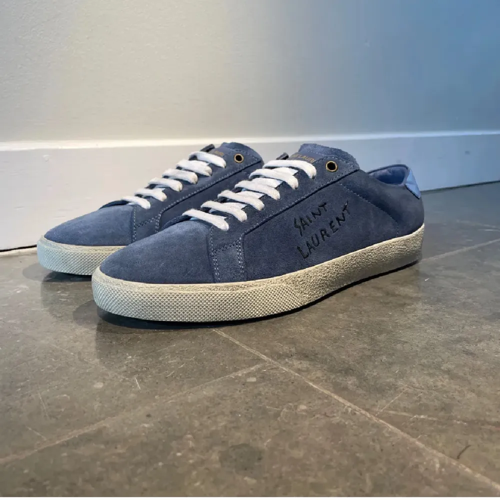 Hej! Säljer nu dessa stilrena och snygga skor från Saint Laurent!🎉 Skick: som endast testade.Retailpris: Ca 6000kr. Köp för endast:4199kr!😃 Vid frågor eller funderingar är det bara att höra av dig. Priset går att diskutera!💸. Kengät.
