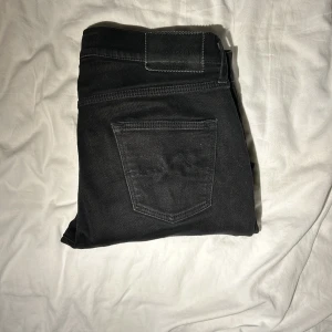 Jacob Cohën jeans - Riktigt feta svars Cohëns. Använda men inga defekter, bara två små rips på framsidan som är en del av de här jeansens design. Passar 30/30 och 31/31.