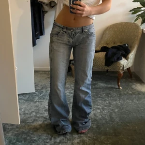 Coola Ljusblå baggy jeans! - Snygga ljusblå jeans med låg midja, säljer då de alldeles för långa💗 De är köpta secondhand och är vintage, så de är självklart använda men i fint skick! Mindre slitningar i rumpan som blivit lagade. Midjemått: 40cm innerbenslängd: 86cm