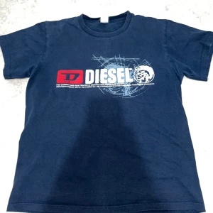 Diesel t shirt  - Tänker göra ett intresse koll på min vintage diesel t. Det står m men skulle säga att den passar mindre storlekar också. Kan skicka bilder vid intresse. 