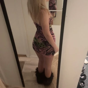 ed hardy klänning 🩷 - så snygg klänning från ed hardy använd en gång. i xs men passar mig som vanligtvis har s. är 176 för referens. ok att köpa direkt 💚