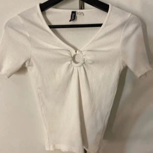 Vit ribbad topp med ring - Superfin h&m topp som är i stretchigt material använd 2 ggr ☺️