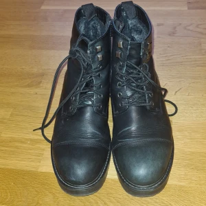 Svarta boots, VAGABOND - Snygga svarta boots i skinn från VAGABOND. Använda men i mycket fint skick.