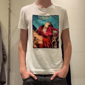 Limitato T shirt - Väldigt snygg och exclusiv Limitato tshirt. Den har två små hål längst ner på tröjan men är annars i bra skick (det första hålet är nu lagat). Storleken är S men passar även XS. Skriv vid minsta frågor eller funderingar🙌