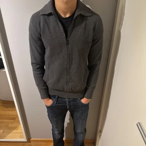  full zip tröja  - Tja, säljer denna riktigt snygga fullzip tröja ifrån mango då den inte kommer till så mycket andvändning längre. Tröjan är i suveränt skick utan några defekter!  