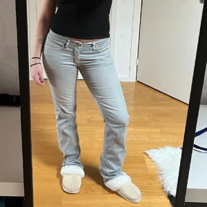 Ljusgrå jeans - Snygga ljusgrå jeans med bootcut-stil och låg midja. Byxorna passar en 36 skulle jag säga. Bilderna är lånade. Hör av er för fler bilder💗🎀 
