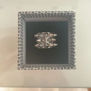 Edblad ring med nitar (silver) - Snygg silvrig ring med flera nitar från Edblad som ger en tuff look. Perfekt för att ge din outfit en extra edge. Ringen är i en storlek som passar de flesta. Storlek 16.00