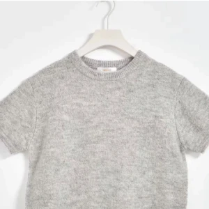 Grå stickad T-shirt  - En grå stickad t-shirt inte använd mycket, ifrån young Gina, storlek 158/164, skriv vid intresse och fler bilder🩶🩶